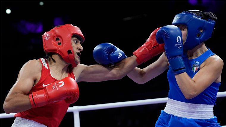Wirbel um Olympia-Start: Boxerin gewinnt nach 46 Sekunden Boxerin Imane Khelif (l) trifft ihre italienische Gegnerin mehrmals auf der Nase.