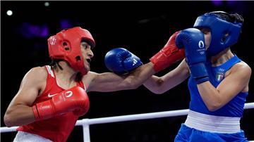 Boxerin Imane Khelif (l) trifft ihre italienische Gegnerin mehrmals auf der Nase.