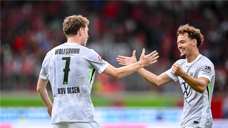 Brachte den VfL in Führung: Der Däne Andreas Skov Olsen (l.).