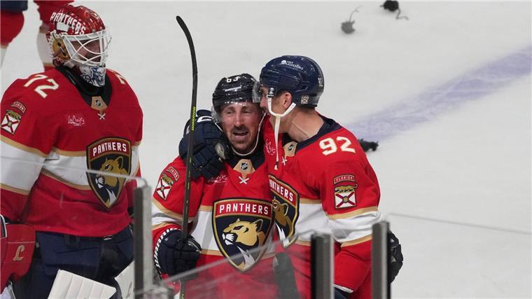 Erneutes Torfestival: Panthers verkürzen auf 1:2 Brad Marchand (Mitte) erzielte für die Florida Panthers den Siegtreffer in der Overtime gegen die Toronto Maple Leafs.