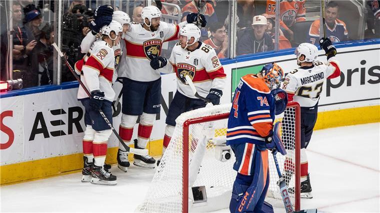 Oilers verlieren Final-Krimi nach doppelter Verlängerung Brad Marchand (r.) schoss die Panthers in der zweiten Verlängerung zum Sieg.
