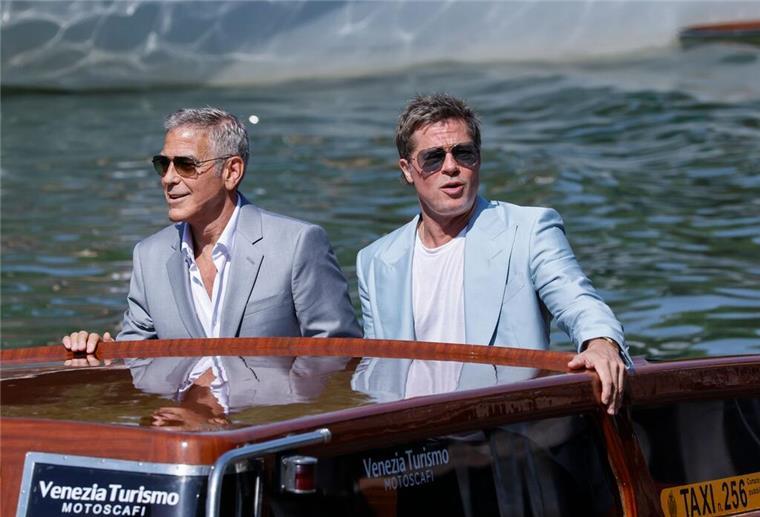 Brad Pitt (r) und George Clooney sind für die Premiere ihres neuen Films nach Venedig gekommen.