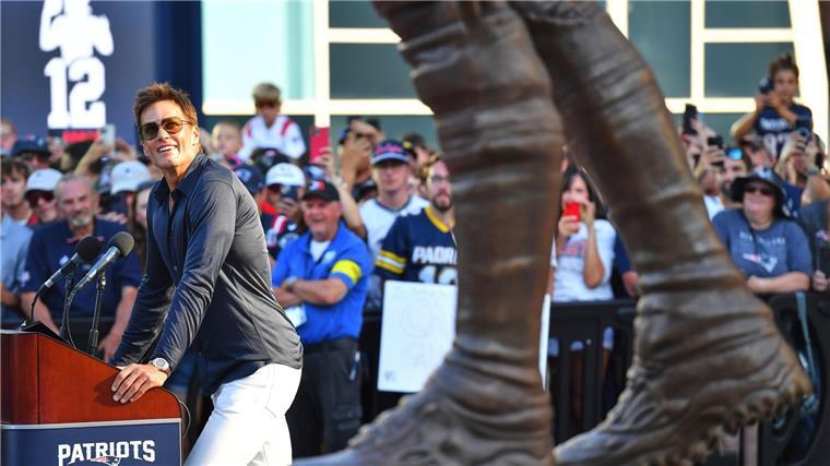 Brady in Bronze: Patriots ehren Quarterback mit Statue Brady blickt während seiner Rede auf seine frisch enthüllte Bronze-Statue vor dem Stadion der Patriots.