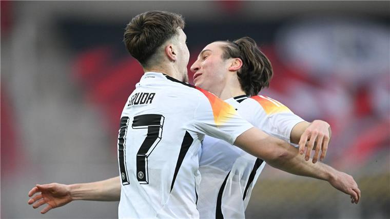 Premier-League-Debütant Gruda: „War ein geiles Gefühl“ Brajan Gruda (l) und Rocco Reitz weilten in der EM-Vorbereitung gemeinsam beim A-Nationalteam.