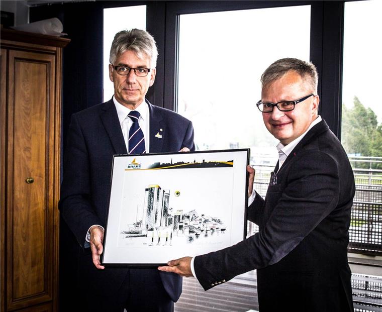 Brake plant Partnerschaft mit polnischer Stadt Darlowo Brakes Bürgermeister Michael Kurz (links) überreichte seinem Amtskollegen Arkadiusz Klimowicz ein Bild von Brake.