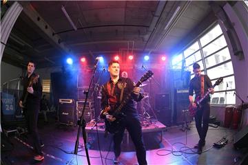 Brand heizte dem Publikum mit ihrem gepflegten Deutschrock ordentlich ein.