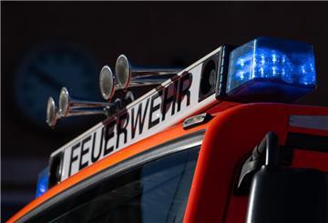 ILLUSTRATION - 08.11.2023, Baden-Württemberg, Stuttgart: Blaulicht ist während eines Pressetermins auf einem Einsatzfahrzeug der Feuerwehr zu sehen. (zu dpa: «Brand in einer Doppelhaushälfte - drei Verletzte») Foto: Marijan Murat/dpa +++ dpa-Bildfunk +++