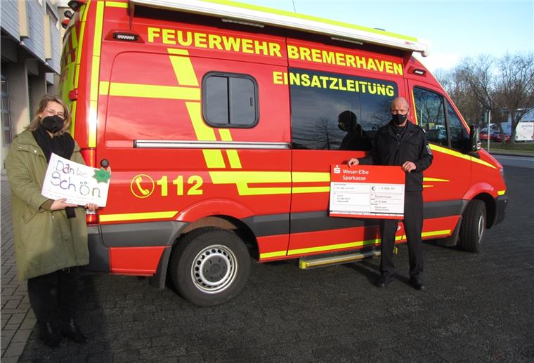 Feuerwehr Bremerhaven spendet an das SOS-Kinderdorf Worpswede Brandamtsrat Holger Nitzsche übergibt der Mitarbeiterin des SOS-Kinderdorfes Worpswede Sonja Oelfke einen symbolischen Scheck über 4.300 EUR.