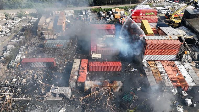 Brandbekämpfung an mehreren Stellen gleichzeitig - der Großbrand im Hamburger Hafen hat rund 320 Einsatzkräfte beschäftigt. 