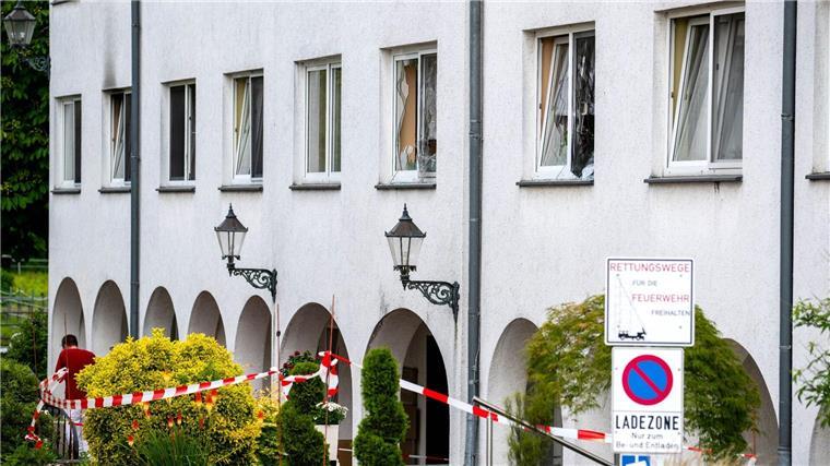 Tödliches Feuer im Altersheim: Fahrlässige Brandstiftung Brandspuren und Absperrband an dem Gebäude eines Seniorenheimes.
