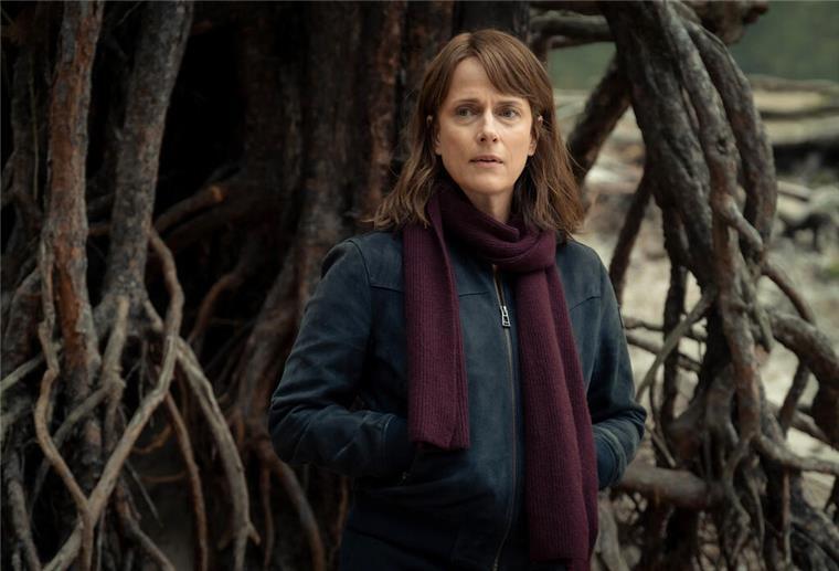 Brasch (Claudia Michelsen) sieht, wie die Mädchen weggehen in einer Szene aus «Polizeiruf 110: Hexen brennen» (undatiert). 