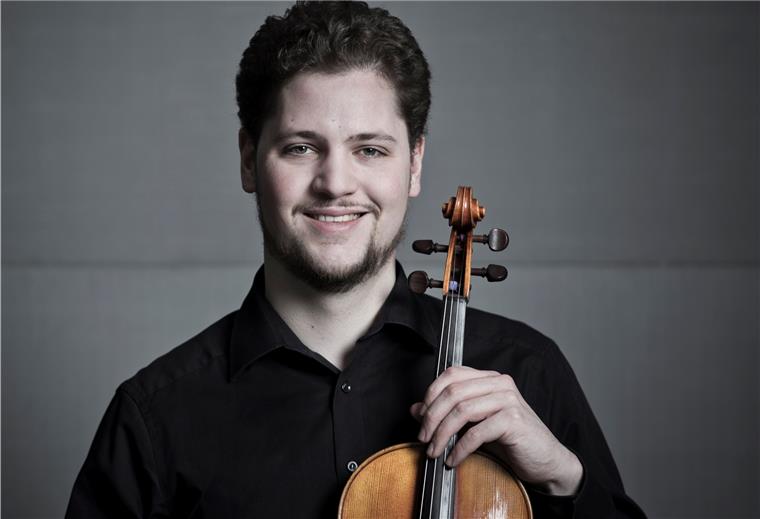 Der Zwei-Meter-Bratscher im Bremerhavener Orchester Bratschist Raphael Tietz aus Syke ist neu im Philharmnonischen Orchester dabei. Der Zwei-Meter-Mann hat auf der Violine begonnen.