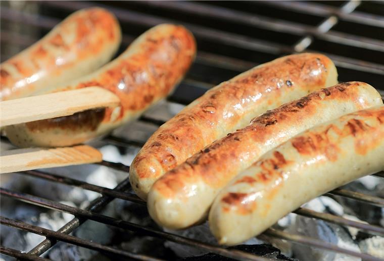 Bratwürste kommen auch in den USA auf den Grill. Die Amerikaner feiern am 16. August sogar den Tag der Bratwurst, den National Bratwurst Day. 