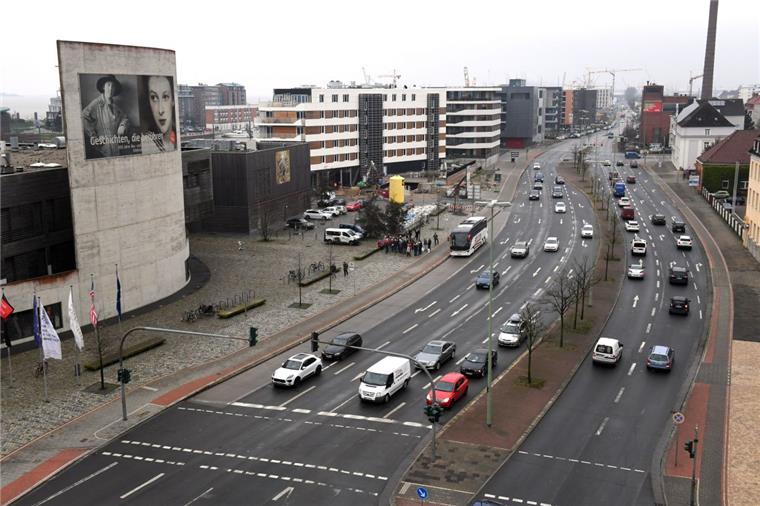 Für Bremerhavens Zukunft: Wirtschaft fordert neues Portal zur Innenstadt Brauchen wir noch so viele Spuren auf der Columbusstraße? Die Handelskammer fordert eine Verkehrsanalyse.