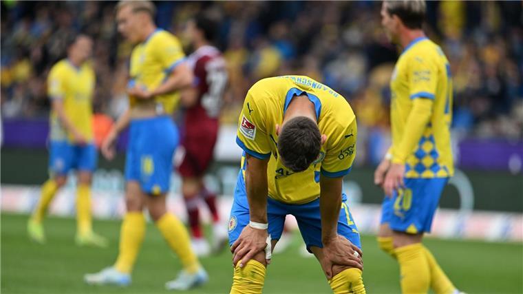 1:4-Debakel: Braunschweig muss in die Relegation Braunschweiger Entsetzen: Sven Köhler nach dem Gegentor zum 0:4.