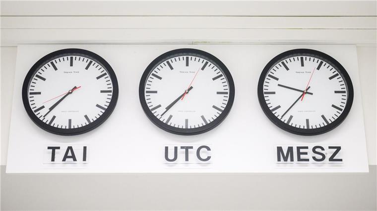 Uhren zurückgestellt - Deutschland wieder im Wintermodus Braunschweiger Experten kümmern sich um das richtige Zeitsignal. In Deutschland gilt bis Ende März wieder Winterzeit.