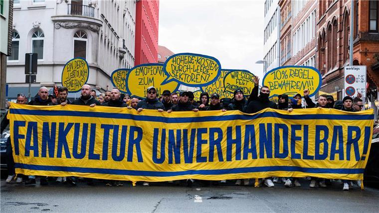 Braunschweig-Fans boykottieren Hannover-Spiel Braunschweiger Fans demonstrieren gegen ihren Teilausschluss vom Niedersachsen-Derby in Hannover.