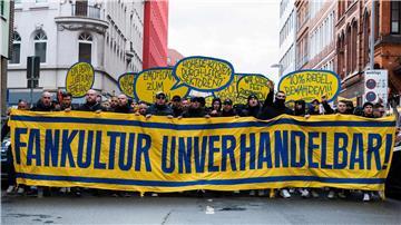 Braunschweiger Fans demonstrieren gegen ihren Teilausschluss vom Niedersachsen-Derby in Hannover.