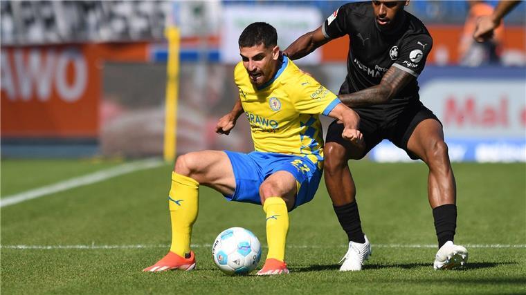 Eintracht Braunschweig feiert den ersten Saisonsieg Braunschweigs Fabio Di Michele Sanchez (l) schirmt den Ball gegen Fürths Marlon Mustapha ab.