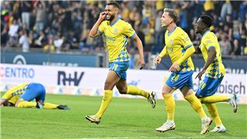 Braunschweigs Leon Bell Bell (l) feiert sein Tor zum 3:2.