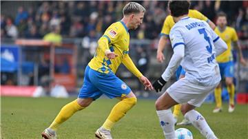 Braunschweigs Lino Tempelmann schießt das Tor zum 1:0.