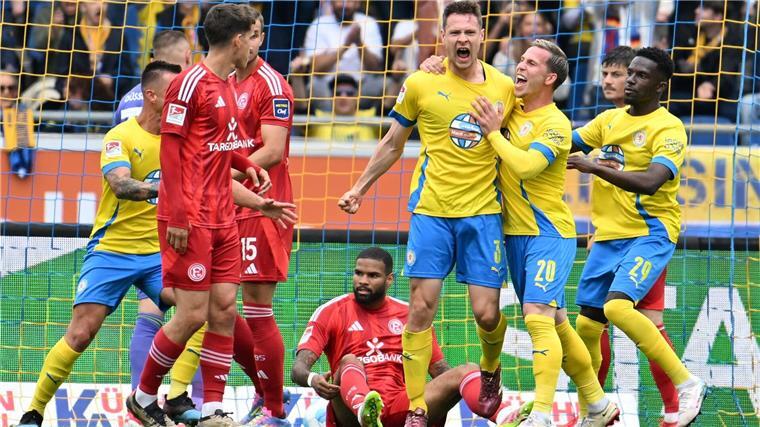 Fortuna Düsseldorf erkämpft einen Punkt in Braunschweig Braunschweigs Paul Jaeckel (M) jubelt nach seinem Tor zum 1:0.