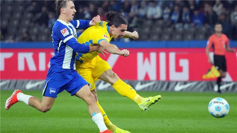 Torwart-Patzer hilft Hertha aus der Heimspielkrise Braunschweigs Rayan Philippe (r). kam über das Konterspiel gefährlich vor das Hertha-Tor.