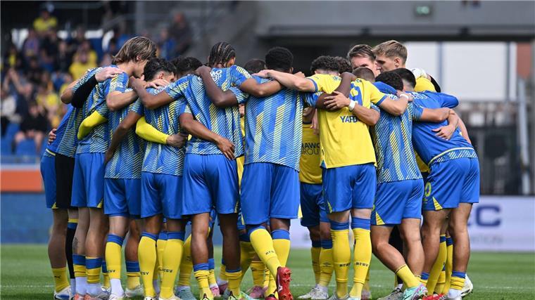 Braunschweig-Trainer „stolz wie Oskar“ - Sturmtalent kommt Braunschweigs Spieler nach dem 1:1 gegen Bielefeld.