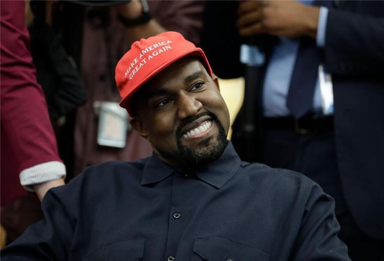Stars im US-Wahlkampf: Taylor für Harris, Kanye für Trump Breites Grinsen und „MAGA“-Cap: Kanye West unterstützt Trump auch im aktuellen Wahlkampf. (Archivbild)