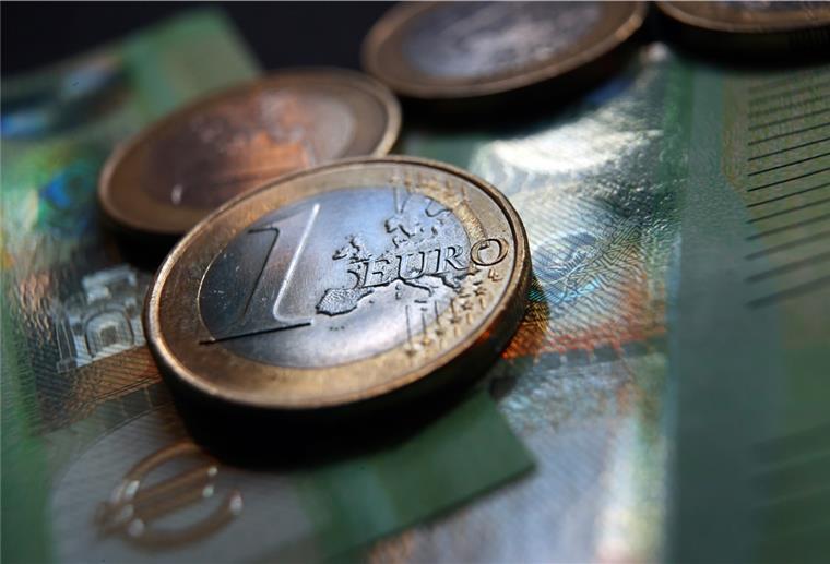 Rechnungshof rügt Förderpraxis in Bremen Ein-Euro-Münzen und 100 Euro Banknoten liegen auf einem Tisch.
