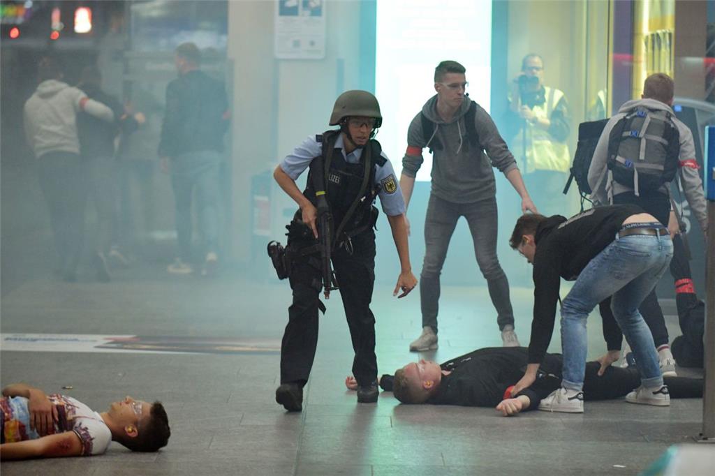 Gespieltes Chaos bei einer Anti-Terror-Übung im Bremer Hauptbahnhof