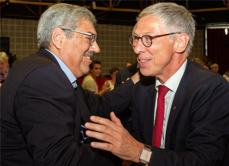 Bremer SPD schaltet auf Wahlkampfmodus: 92,5 Prozent für Sieling Bremen: Melf Grantz (SPD, links), Bürgermeister von Bremerhaven, gratuliert Carsten Sieling (SPD), Bürgermeister von Bremen, nachdem dieser beim außerordentlichen Landesparteitag der SPD in Bremen die Wahl zum Spitzenkandidaten für die Bürgerschaftswahl 2019 gewonnen hat.