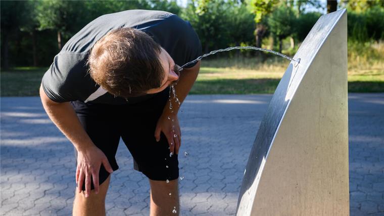 Öffentliche Trinkbrunnen in Bremen werden weiter ausgebaut – Bremerhaven im Blick Mann am Trinkbrunnen