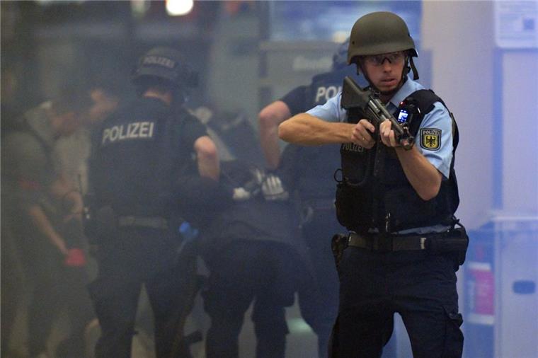 Bremer Hauptbahnhof: Anti-Terror-Übung in Bildern Ein Polizist mit einer Waffe