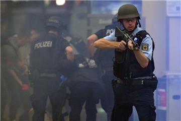 Ein Polizist mit einer Waffe