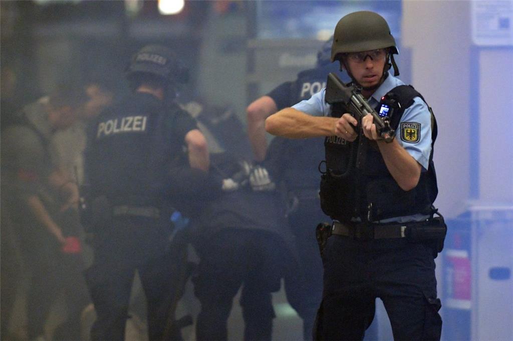 Ein Polizist mit einer Waffe