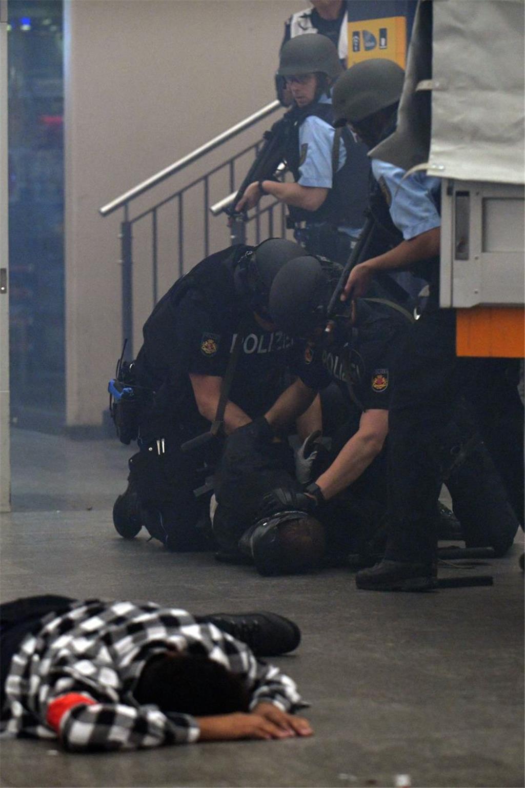 Polizisten verhaften fiktiven Attentäter