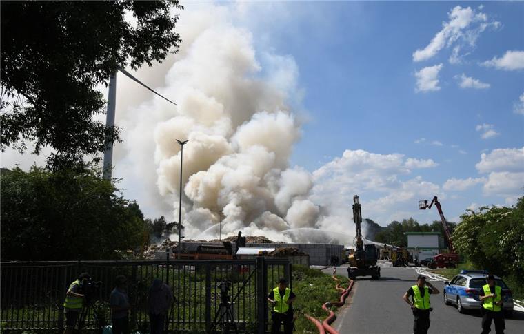 Großbrand bei Recyclingunternehmen in Bremen Bremen: Starke Rauchwolken ziehen bei einem Brand über die Blocklanddeponie.
