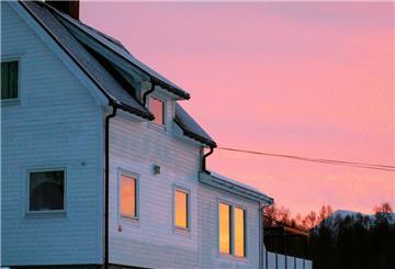 Haus und pinker Himmel