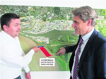 Bremenports-Chef Roland Howe (rechts) und Ingenieur Martin Brandt  erklären, in welchem Abschnitt des Deichs jetzt gebaut wird.