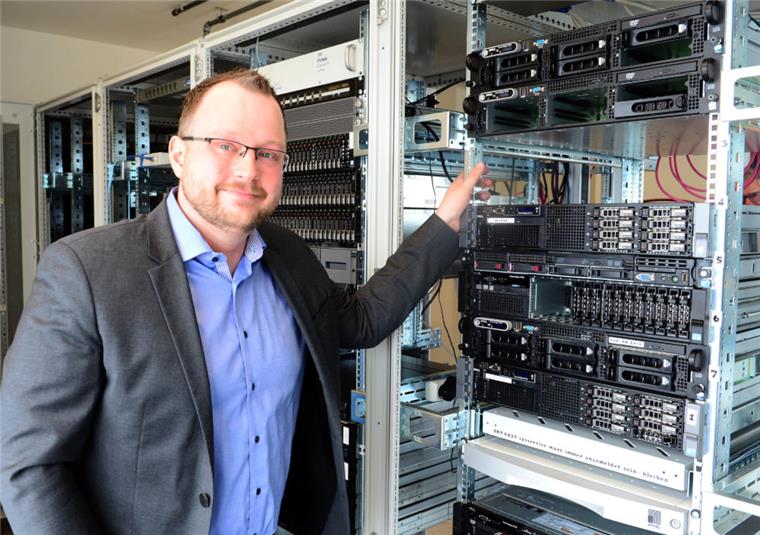 Er schützt den Hafen von Bremerhaven vor Cyberattacken Bremenports IT-Manager Jan Schirrmacher soll die Cybersicherheit im Hafen von Bremerhaven sicherstellen.