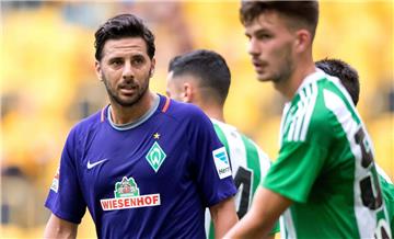 Bremens Claudio Pizarro (links) kann gegen Sevilla keine Akzente setzen. 