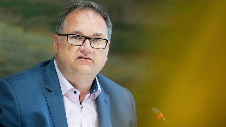 441 Millionen Euro mehr – doch Land plant ohne neue Ausgaben Bremens Finanzsenator Björn Fecker mahnt trotz prognostizierter Steuermehreinnahmen zur Haushaltsdisziplin. (Archivfoto)