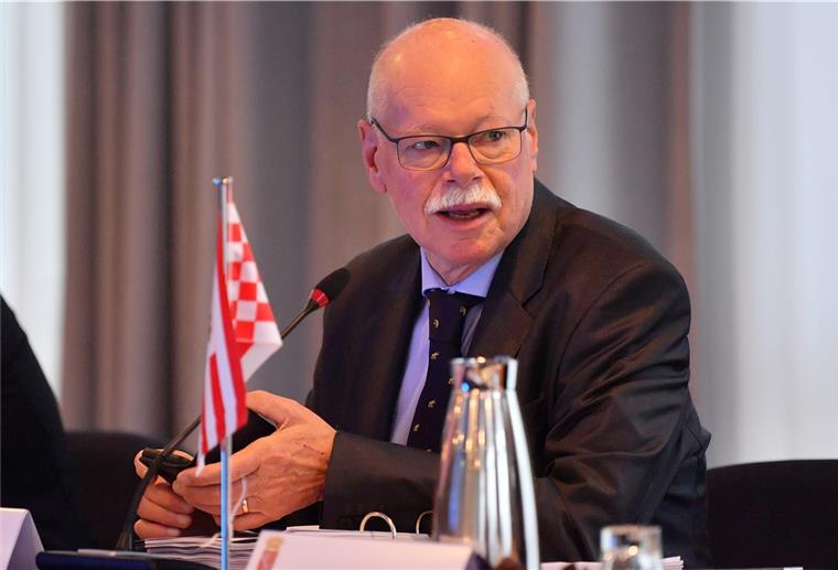 Innensenator Mäurer: Rechtsextremismus ist die größte Gefahr Bremens Innensenator Ulrich Mäurer hält derzeit den Rechtsextremismus für die größte Herausforderung.