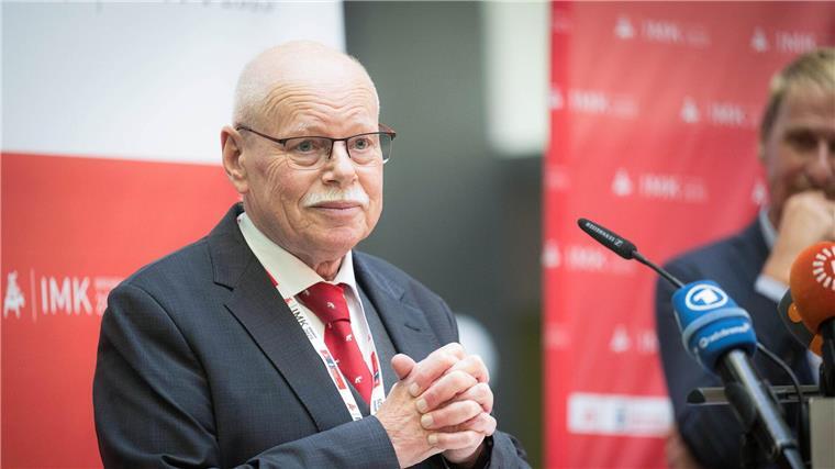 IMK-Beratungen zu AfD: Folgen für Beamte und Waffenbesitzer? Bremens Innensenator, Ulrich Mäurer (SPD), hält eine gemeinsame Linie für den Umgang mit der AfD und ihren Mitgliedern im Staatsdienst für erstrebenswert.