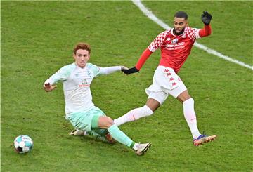Bremens Joshua Sargent (links) und der Mainzer Jeremiah St. Juste kämpfen leidenschaftlich um jeden Ball, doch zu Toren führt das nicht.