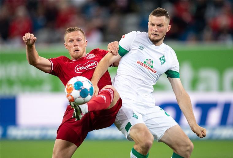 Werder: Bei Mai ruckelt es noch Bremens Lars Lukas Mai, hier im Zweikampf mit Düsseldorfs Rouwen Hennings, will Verantwortung übernehmen.