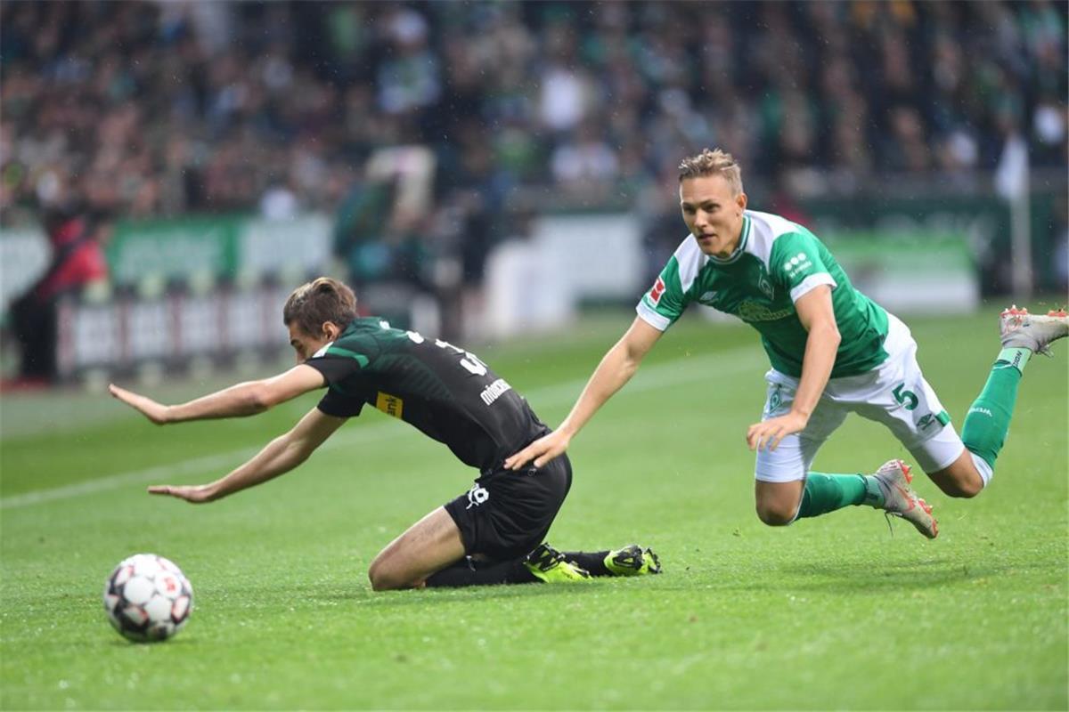 Kommentar: Bei Werder ist alles noch im grün-weißen Bereich Bremens Ludwig Augustinsson (rechts) und Gladbachs Michael Lang fallen nach einem Zweikampf auf den Rasen.