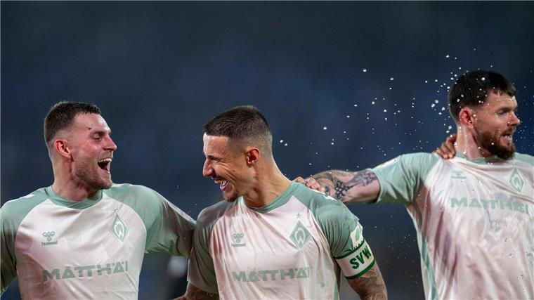 „Reif und clever“: Werder will erfolgreiche Woche abrunden Bremens Marvin Ducksch (l-r), Marco Friedl und Bremens Oliver Burke bejubeln den Pokalerfolg in Paderborn.