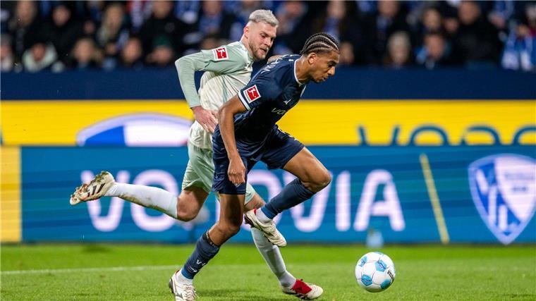 Bremens Marvin Ducksch (l) und Bochums Bernardo kämpfen um den Ball. 